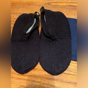 Women’s Bombas gripper slipppers size medium NWT